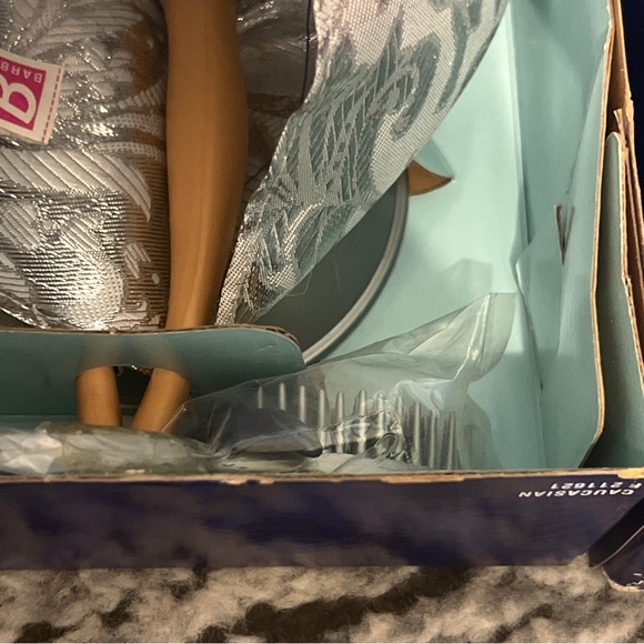 1995 Avon Exclusive Winter Velvet  Special Edition Barbie Doll first in series - Picture 3 of 5